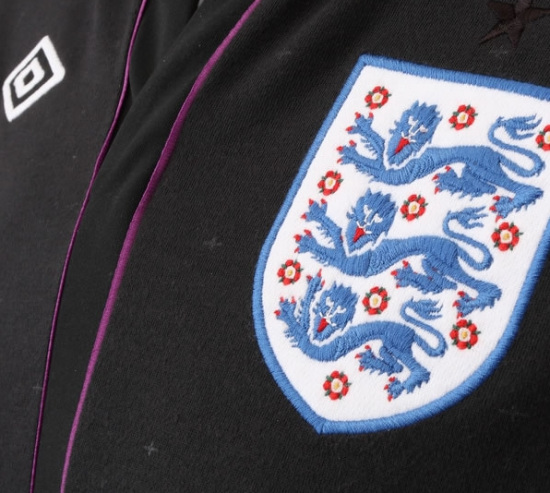 图文-英格兰国家队公布新款球衣 黑色客场队服