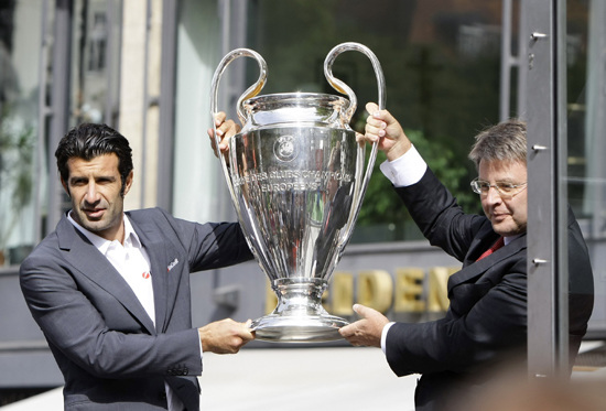 图文-欧冠奖杯巡游慕尼黑站 菲戈展示大耳杯_