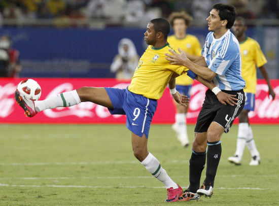图文-[友谊赛]巴西VS阿根廷 拉拽难阻罗比尼奥
