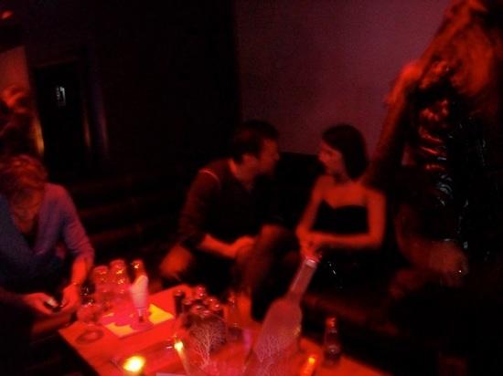 中马特乌斯在一家名为p1的夜总会包间里和一个陌生的年轻女子关系暧昧