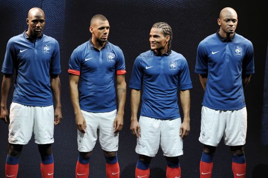 图文-法国国家队公布新球衣 展示高卢雄鸡新战袍