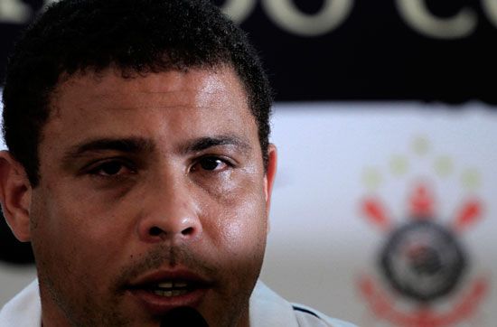 图文-罗纳尔多正式宣布退役 罗纳尔多眼眶红润