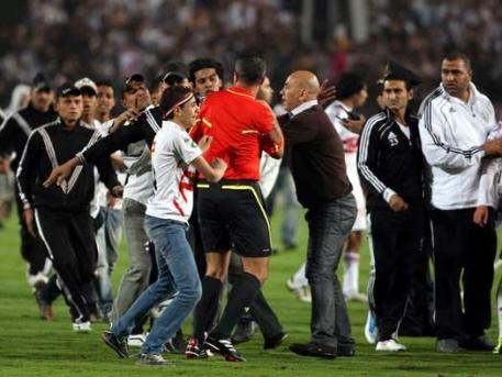 图文-突尼斯埃及足球比赛起冲突 球迷围攻裁判