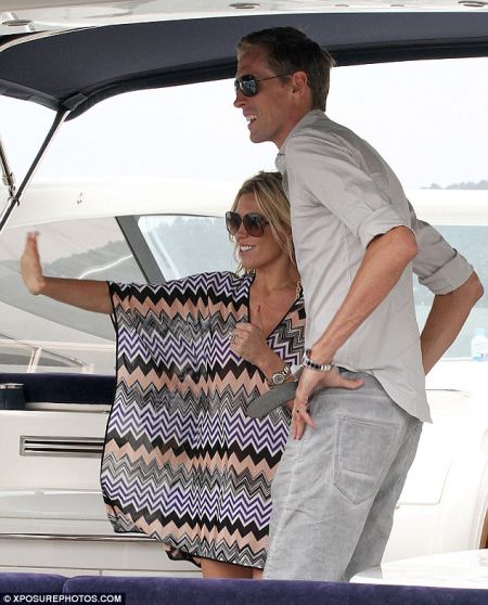 图文-克劳奇与妻子新婚度蜜月 二人眺望海上的