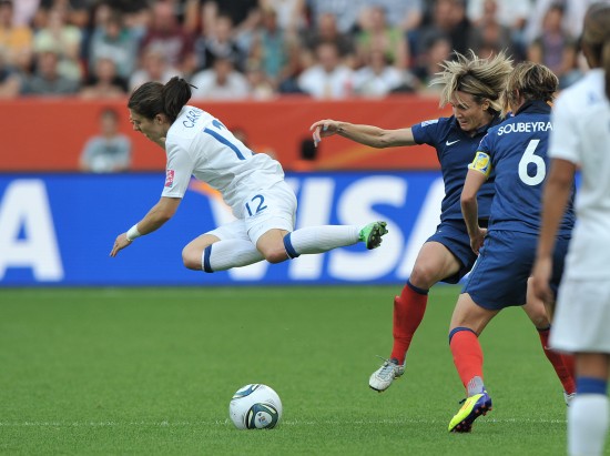 图文-女足世界杯英格兰vs法国 卡尼被对手绊倒