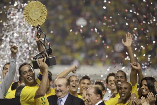 图文-巴西获美洲超级德比杯冠军 小罗高举奖