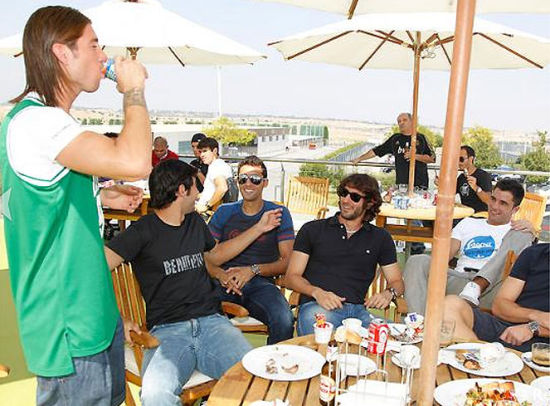 图文-穆帅组织皇马队员休闲烤肉 拉莫斯豪饮_