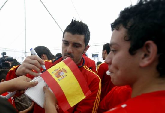 图文-哥总统接见西班牙国家队比利亚颇受球迷