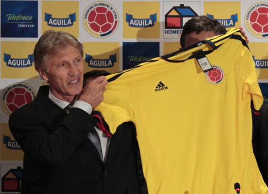 图文-佩克曼出任哥伦比亚主教练 展示球队球衣