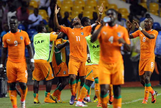 图文-[非洲杯]马里0-1科特迪瓦 德罗巴庆祝球队