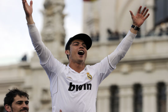 图文-皇马庆祝夺冠游行 C罗卡西欣喜若狂_国际