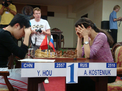图文-女子世锦赛决赛首回合决赛两人均抱头苦思