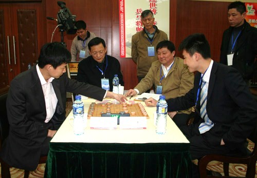 图文象棋大棋圣战决赛首轮现场猜先徐超抽黑棋