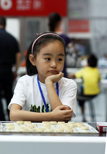 图文江苏常州千人棋类活动现场小美女棋手陈雨凡