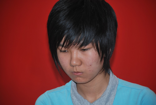 图文-建桥杯最佳礼仪女棋手风采 李赫眼神锐利