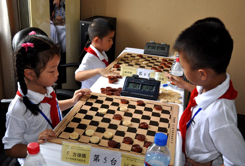 图文-首届全国智运会国跳热身赛小朋友专注下棋