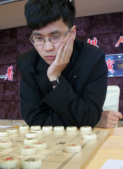 图文-伊泰杯象棋精英赛首轮 赵鑫鑫托腮思考