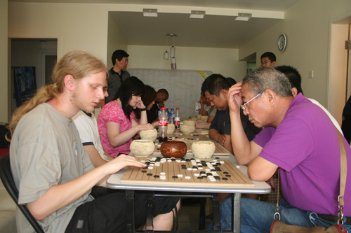 图文-天下行棋与欧洲棋手对抗赛金发少年对阵老人