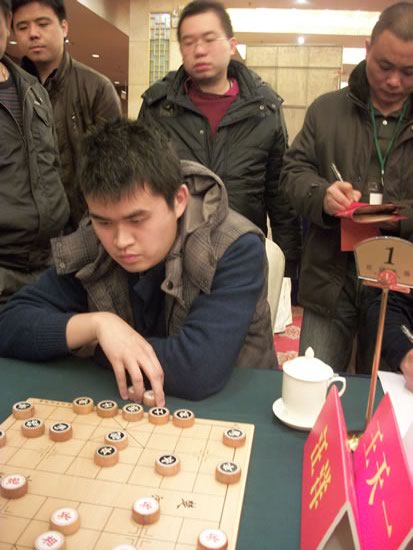 图文-华轩杯象棋擂台赛首日 王天一思考计策