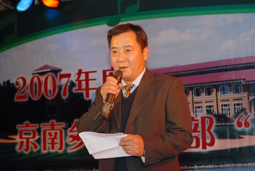 图文-京南俱乐部答谢赛收杆 球场总经理刘众元