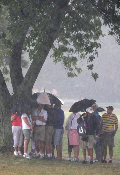 图文pga锦标赛第三轮大树下冒险避雨