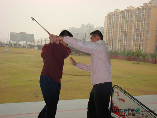 图文-建行白金卡联谊赛名师巡礼为会员校正挥杆