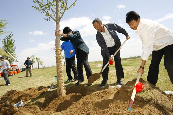 图文-全明星高尔夫球队植树活动 齐心协力种树