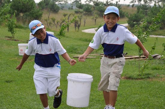 图文-全国青少年锦标赛开营 合力提水浇树