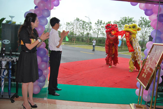 图文-江苏常熟滨江球会练习场开业舞狮表演