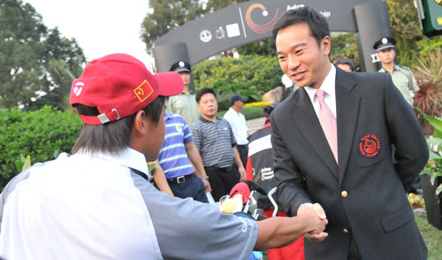 图文-亚洲业余锦标赛首轮朱鼎耀与韩韧握手