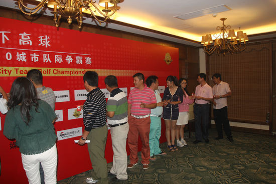 图文-队际争霸赛抽签仪式往队标上贴字母