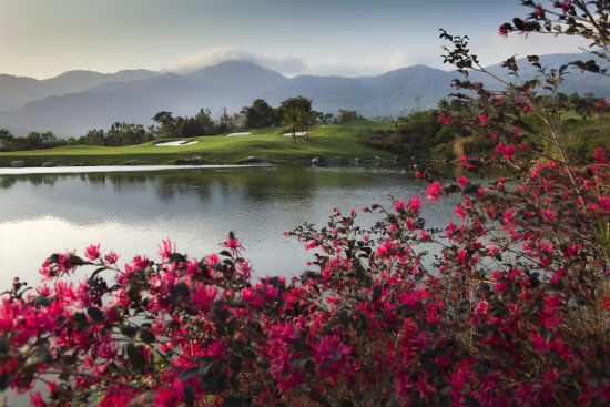 图文-海南七仙岭温泉高球美景 鲜花点缀球场魅