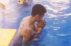 ��Ƶ-����Ӿ�غͱ���Ů����ˮ