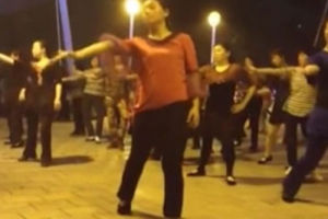 视频-大妈广场舞节奏太强 来CBA当啦啦队可行？