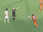 视频-米西莫维奇不满判罚 将球朝主裁踢惹黄牌