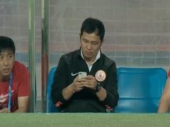 视频-朱炯成焦点 扳平比分后场边淡定玩手机