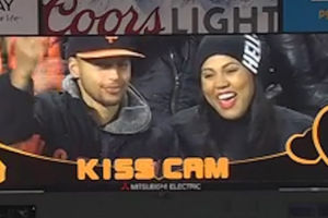 视频-库里携妻子看棒球 Kisscam时刻拥吻爱妻