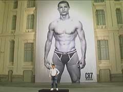 视频-C罗出席自己内裤品牌推广 巨幅裸照阳刚硬凸