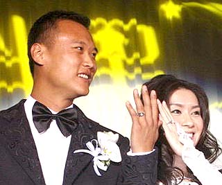 国安队长徐云龙大婚 怀抱爱妻尽显铁汉柔情(组