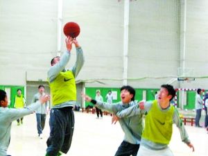 国安室内训练帕切科出新招打篮球玩手球就是不