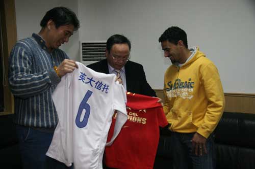 图文-鲁能高层送别并感谢卢西亚诺 展示赠送的