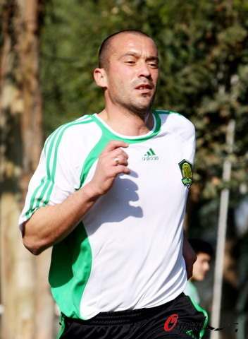 图文-中超球队高原集训 北京国安新外援表情痛