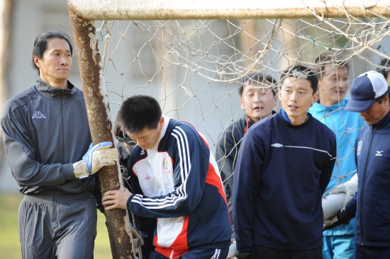 图文-中国足球守门员教练班开班 齐心协力搬大