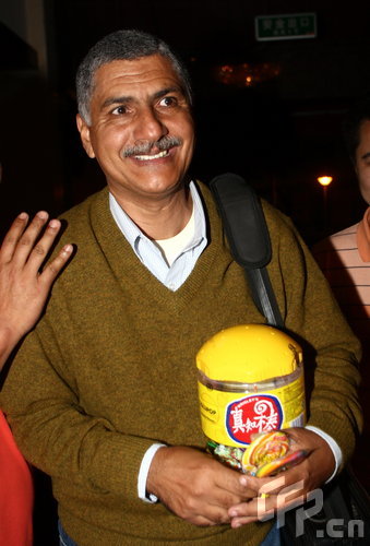 图文-塔瓦雷斯重返中国执教新深足 个性外教回