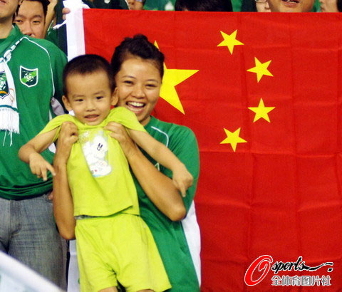 图文-[中超]杭州绿城VS成都谢菲联 女球迷携子