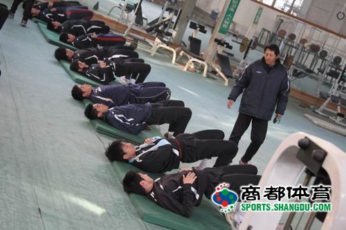 图文-河南建业健身房进行力量强化训练 严格监