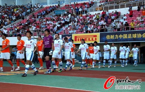 图文-[中超]深圳红钻vs山东鲁能 双方球员入场