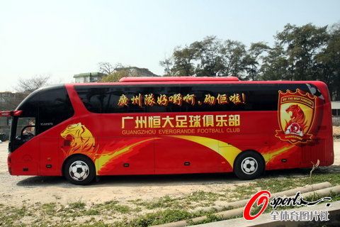 图文-广州恒大新赛季球队大巴亮相 标语也很给