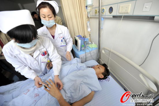 图文-山东鲁能队员张弛手术成功 护士细心照顾