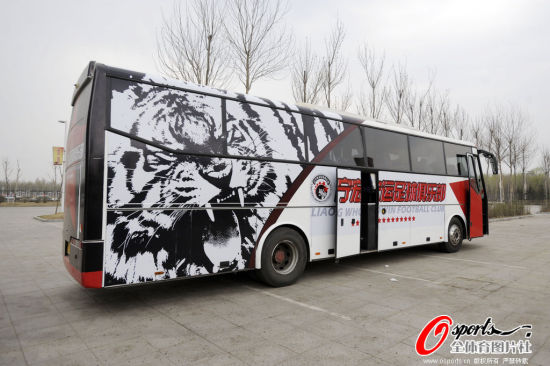 图文-辽小虎备战周末中超 辽宁队大巴霸气十足